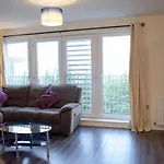 Large&Modern 2 Bed 2 Bath Edinburgh Apartment